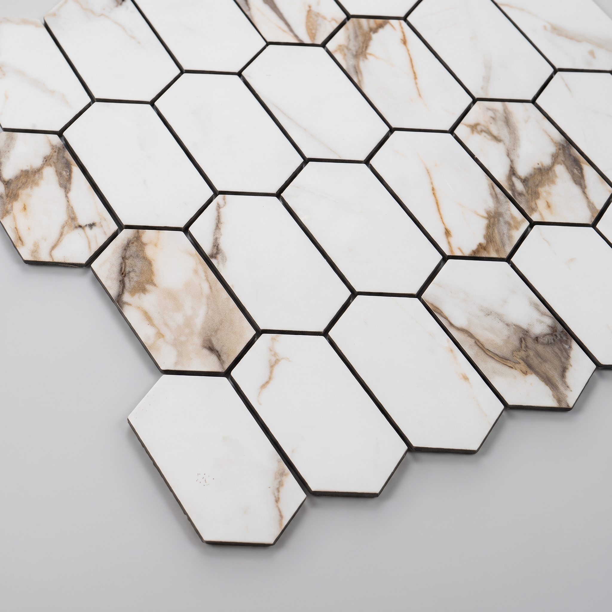Selbstklebendes Aluminium Mosaik Nantes in Marmoroptik Weiß