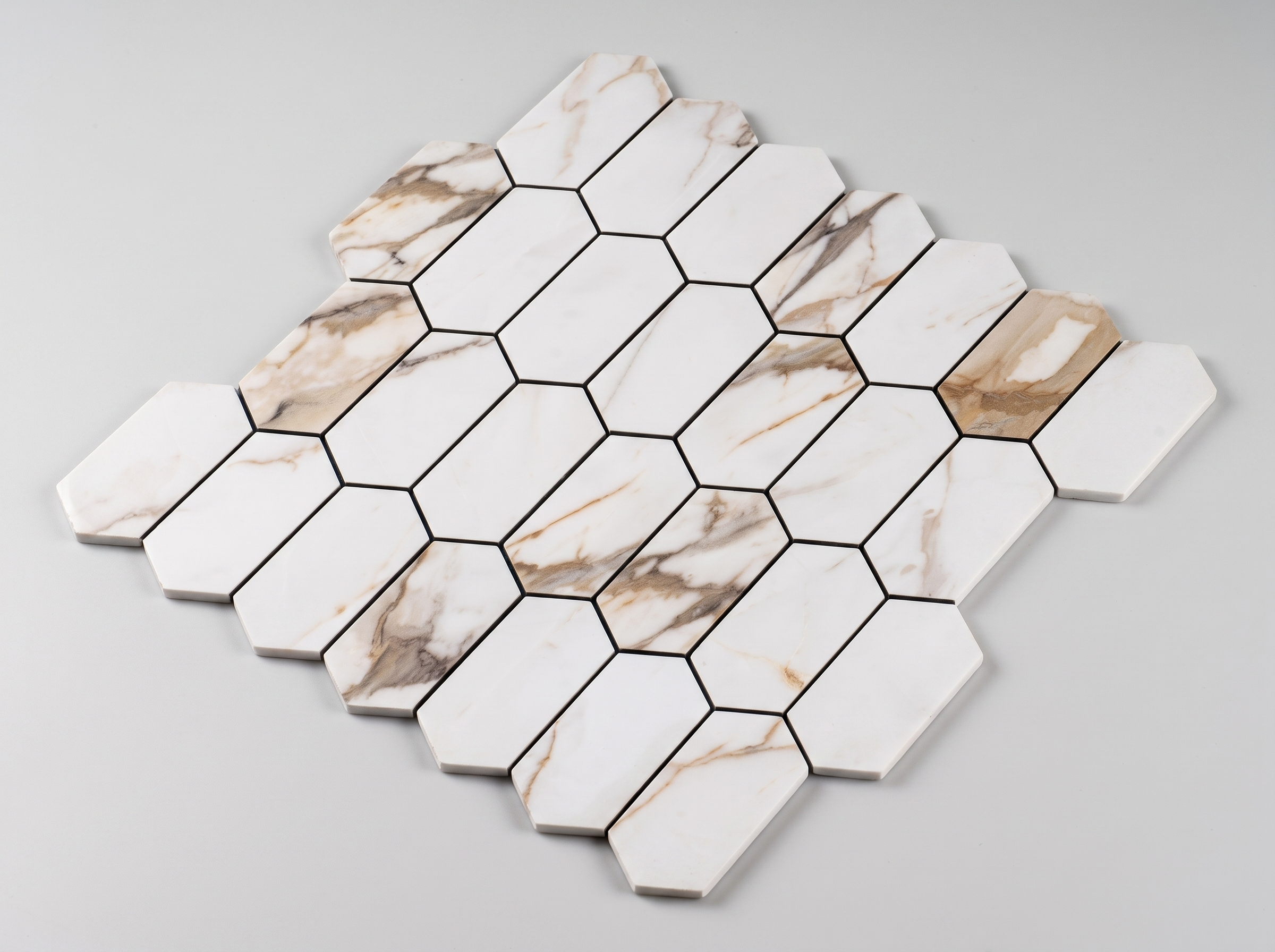 Selbstklebendes Aluminium Mosaik Nantes in Marmoroptik Weiß
