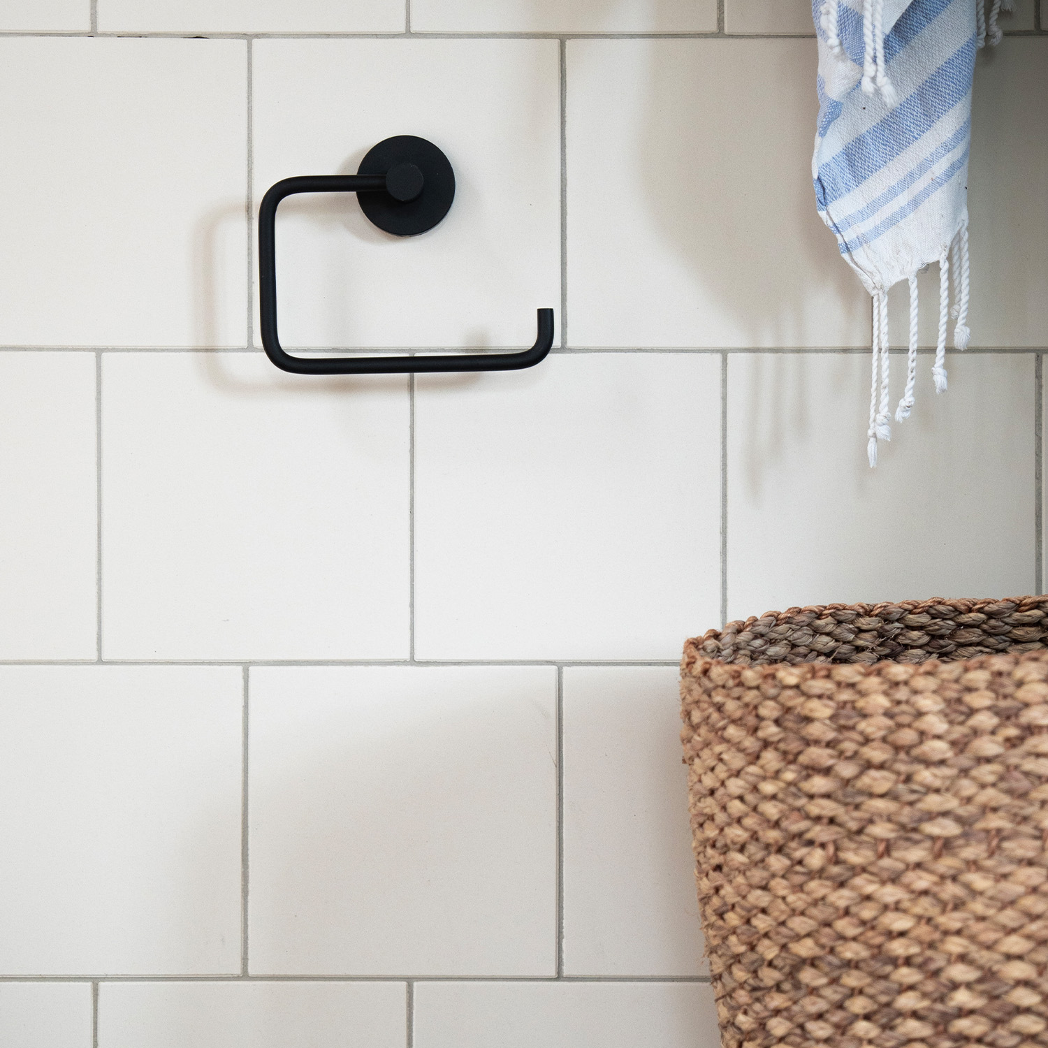 Smedbo Home Série Accessoires de salle de bain Laiton Brossé Distributeur de papier toilette
